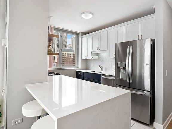5th image of 600 N Dearborn St APT 1101