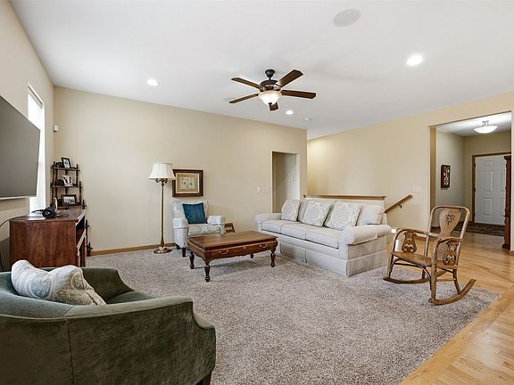 4th image of 607 Stone Hedge Dr NW