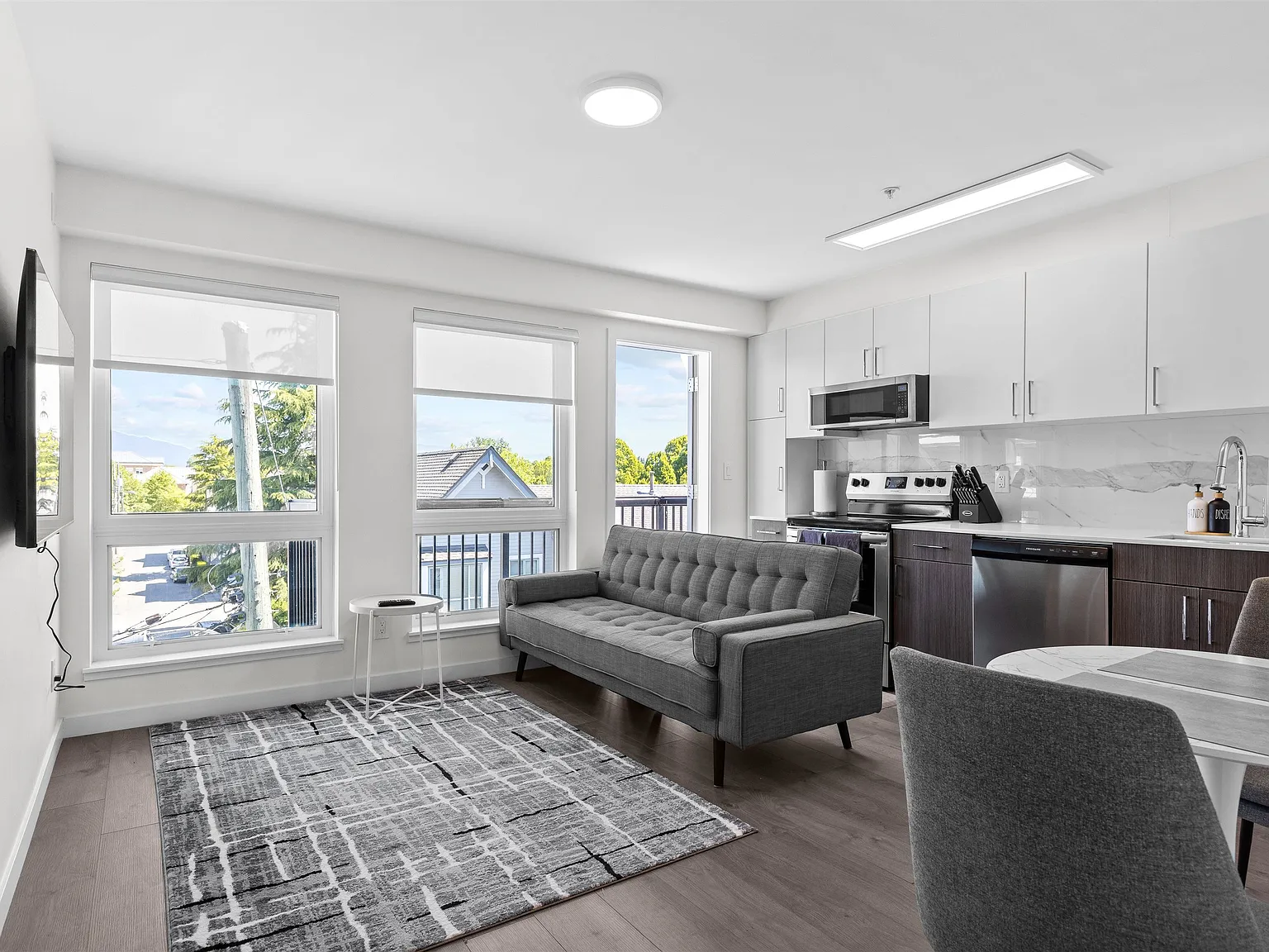 2551 Kingsway — Photo 3