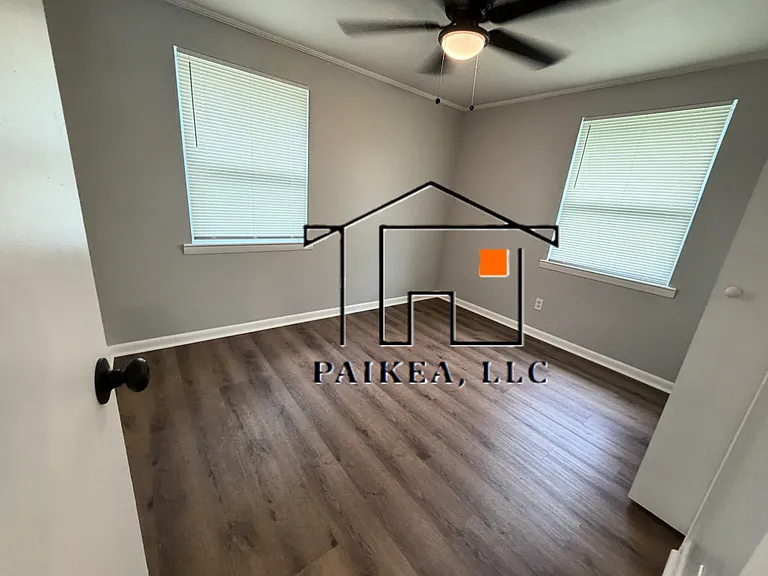 18 Helmken St — Photo 11