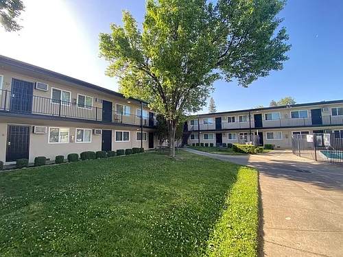 Oak Plaza Photo 1