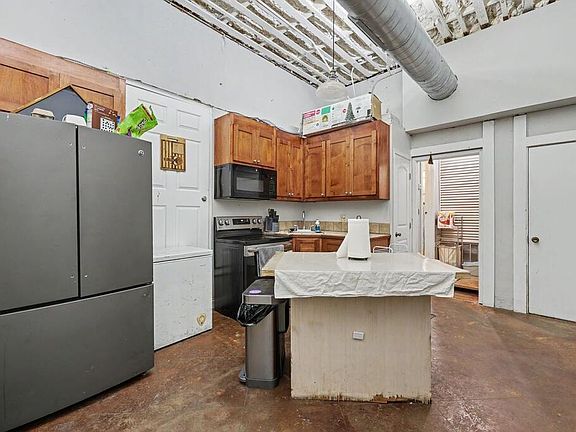 4th image of 331 S Commercial St