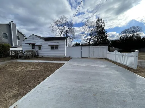 97 15th St, Wading River, NY 11792