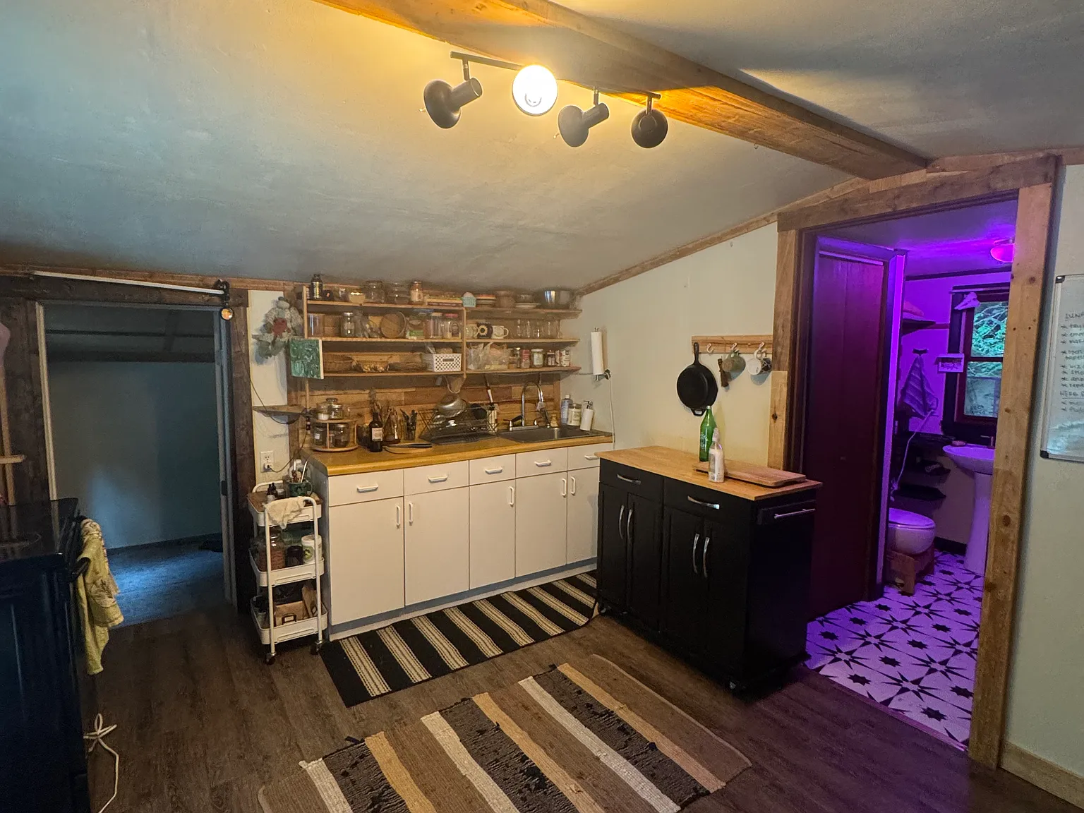 2 bed, 720 sqft, $1,300 — Photo 2