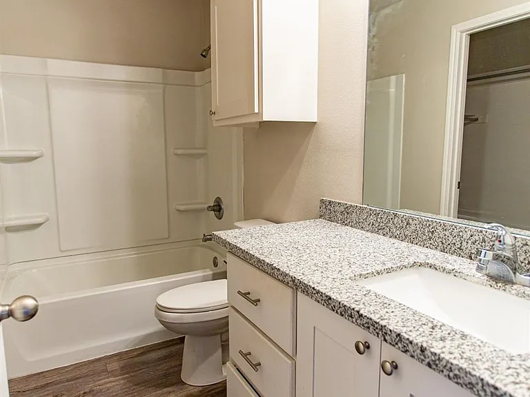 Stunning 4 Bedroom Near Tech — Photo 14