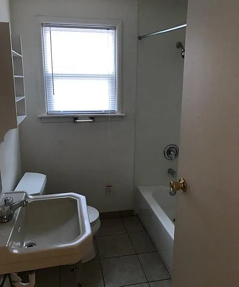 1112 W Sharp Ave #B — Photo 2