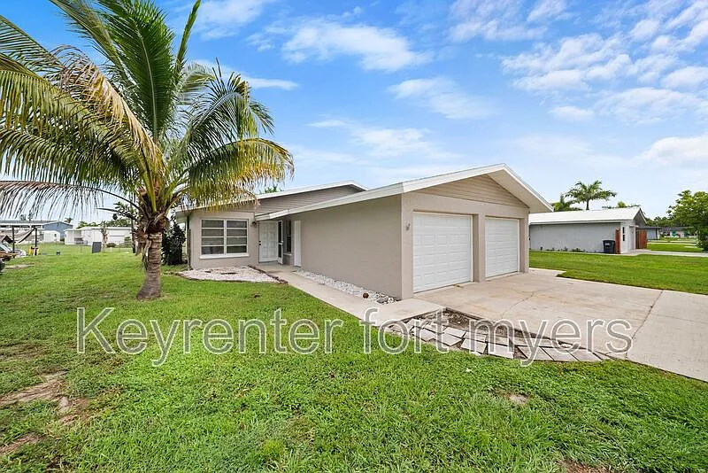 2 bed, 1.0 bath, 1036 sqft, $1,300 — Photo 2