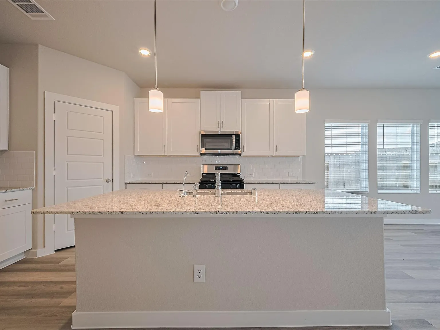 4 bed, 2.5 bath, 2744 sqft, $2,500 — Photo 3
