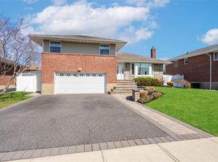 30 Deborah Rd, Syosset, NY 11791