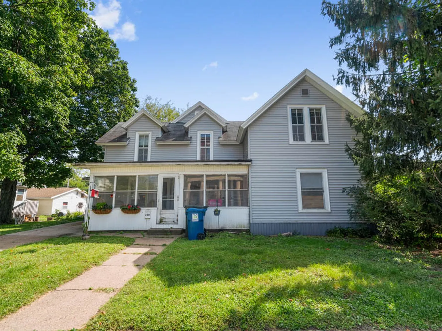 904 1/2 Clay St - Cedar Falls — Photo 1