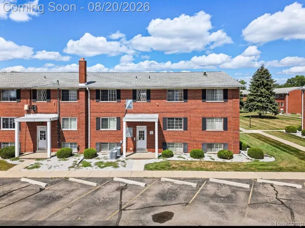 8140 Crestview Dr, Sterling Heights, MI 48312