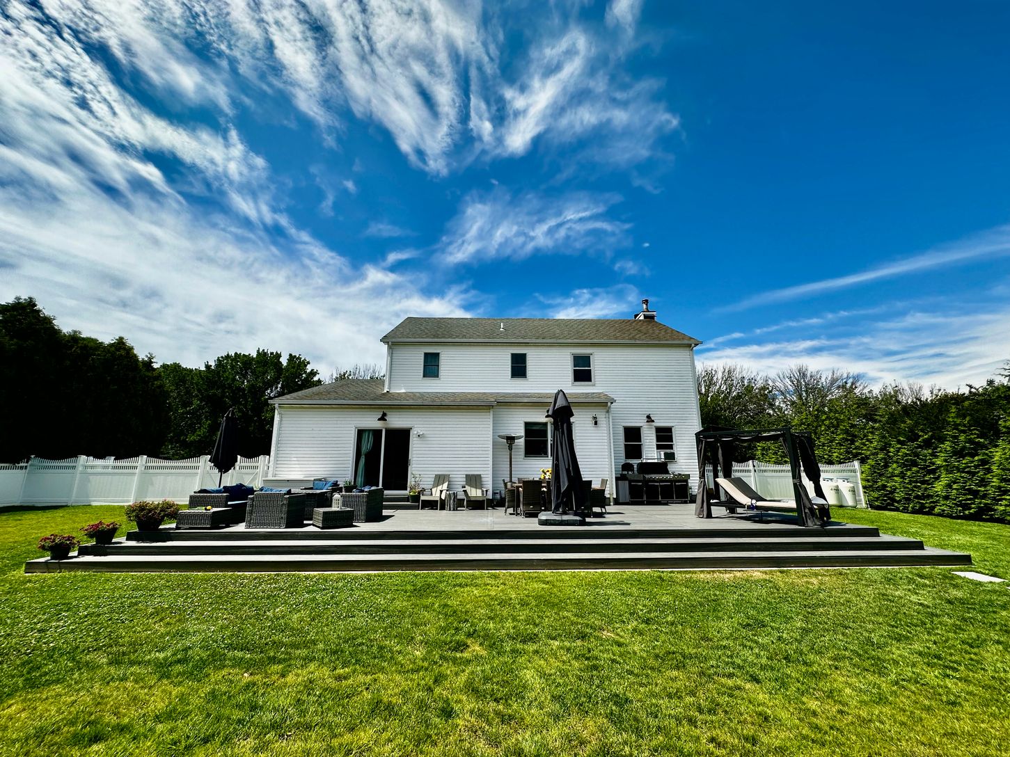 Expansive deck