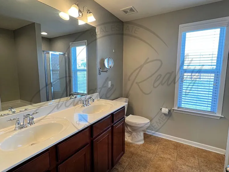 1676 Stonewater Dr — Photo 7