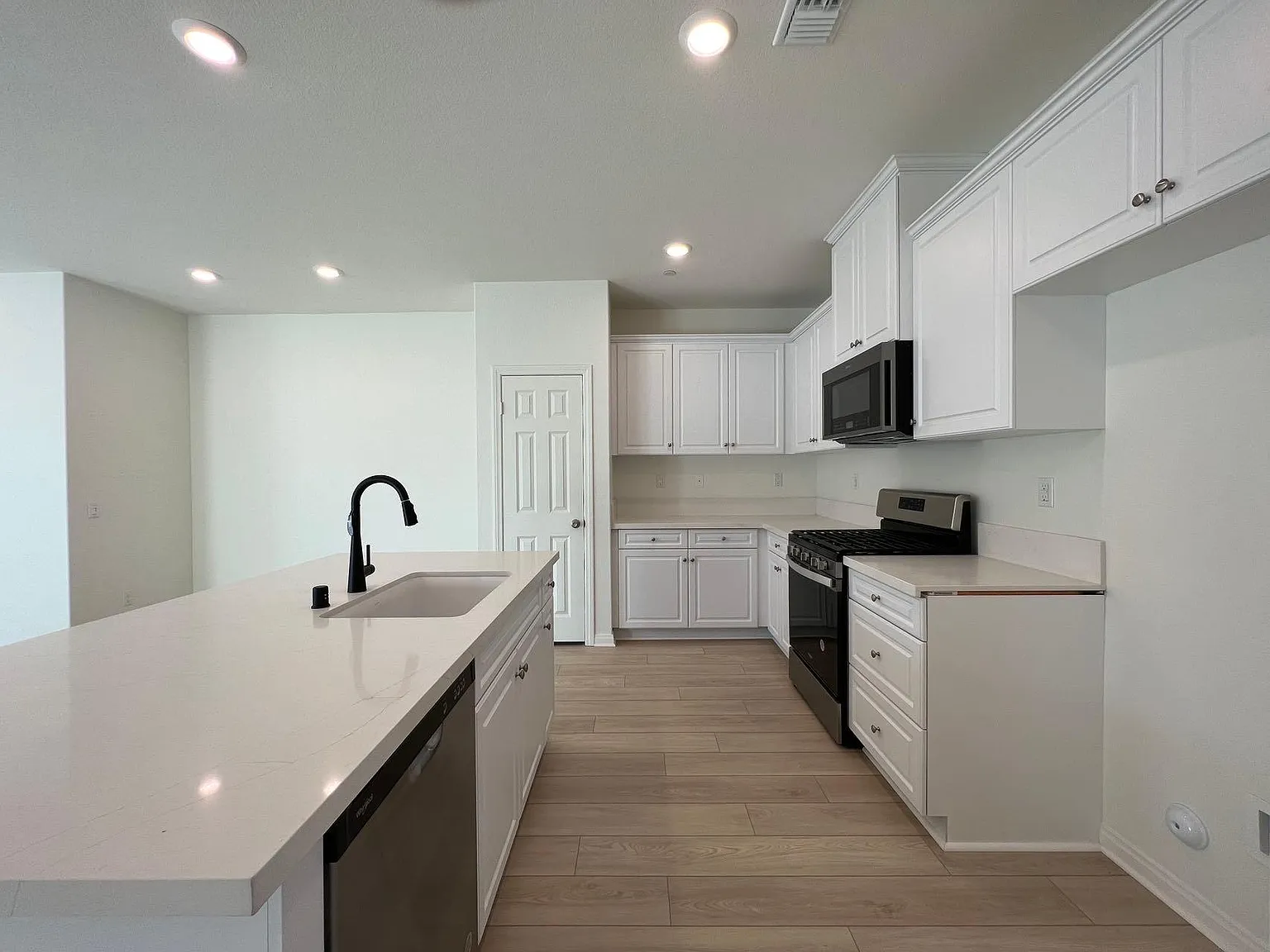 3 bed, 2.5 bath, 1455 sqft, $3,200 — Photo 3