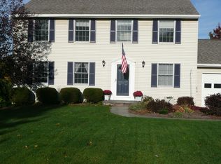 18 Duxbury Cir, Victor, NY 14564