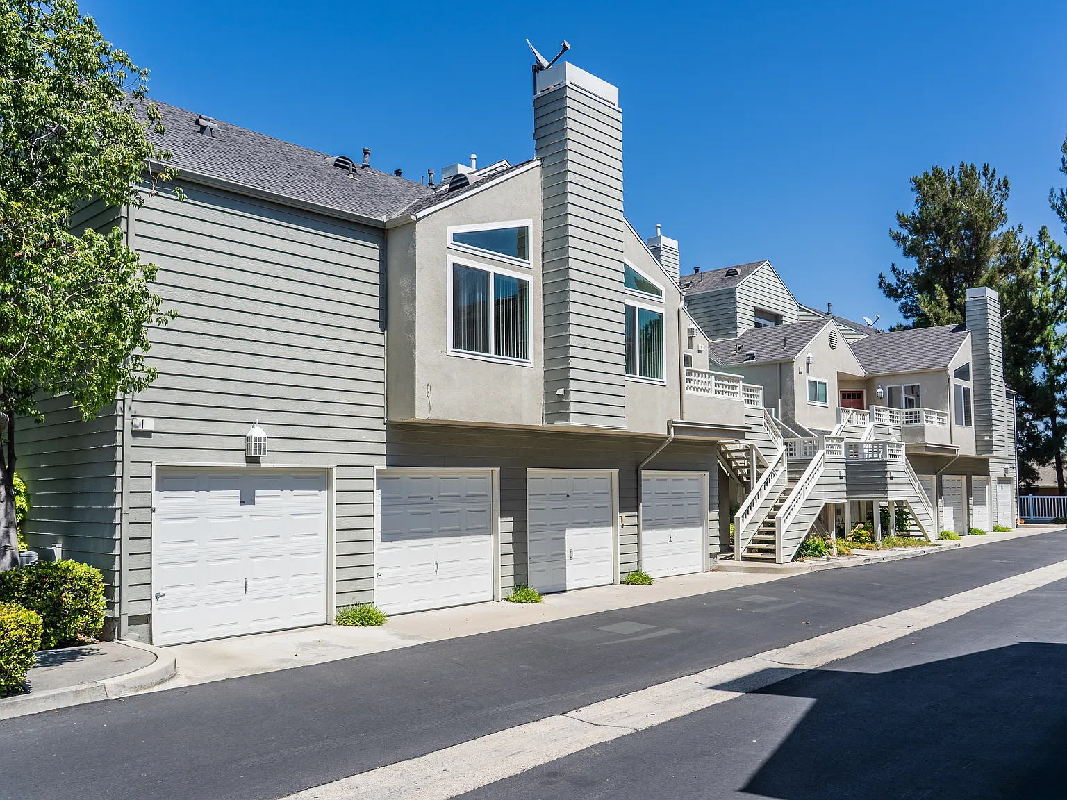 2 bed, 1200 sqft, $3,180 — Photo 3