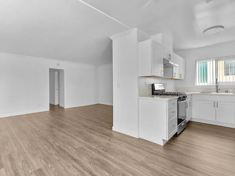 Encino Park West Apartments — Photo 23
