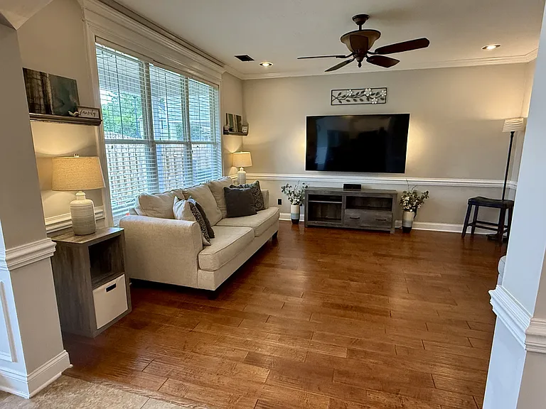 633 Dunrobin Ln — Photo 2