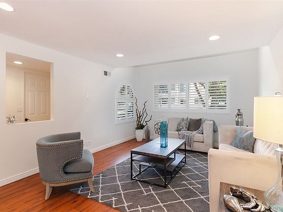 2nd image of 21620 Burbank Blvd Unit 10