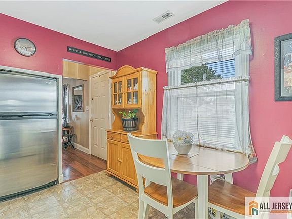 5th image of 21 Louis Ave