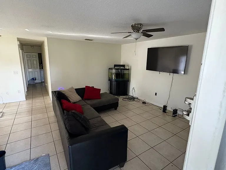 2609 E Emma St — Photo 2