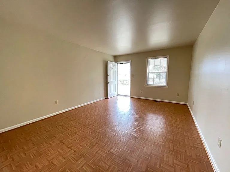 124 E Ferrell St — Photo 2