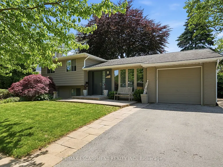 570 Rosedale Cres — Photo 3