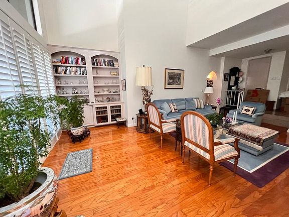 2nd image of 5330 Yarmouth Ave Unit 313