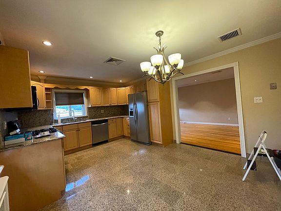4th image of 204 Evergreen Ave #2A