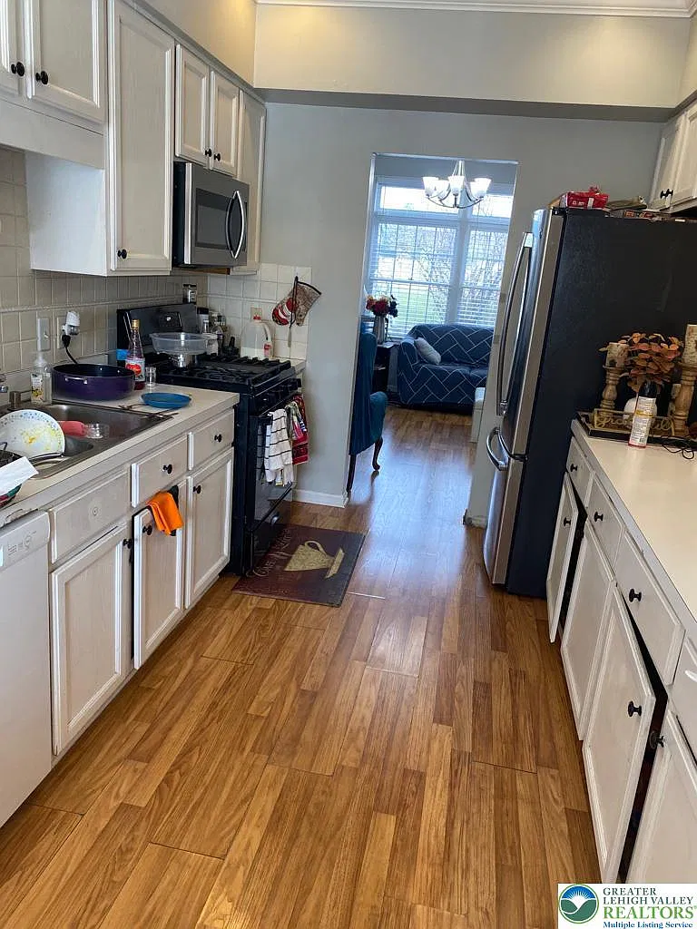 3 bed, 2.5 bath, 1882 sqft, $2,500 — Photo 2