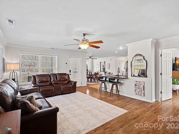 3rd image of 8408 Williamsburg Cir