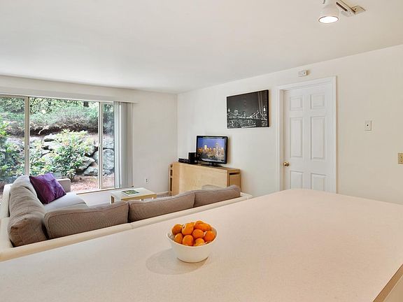 4th image of 11208 NE 68th St APT 110