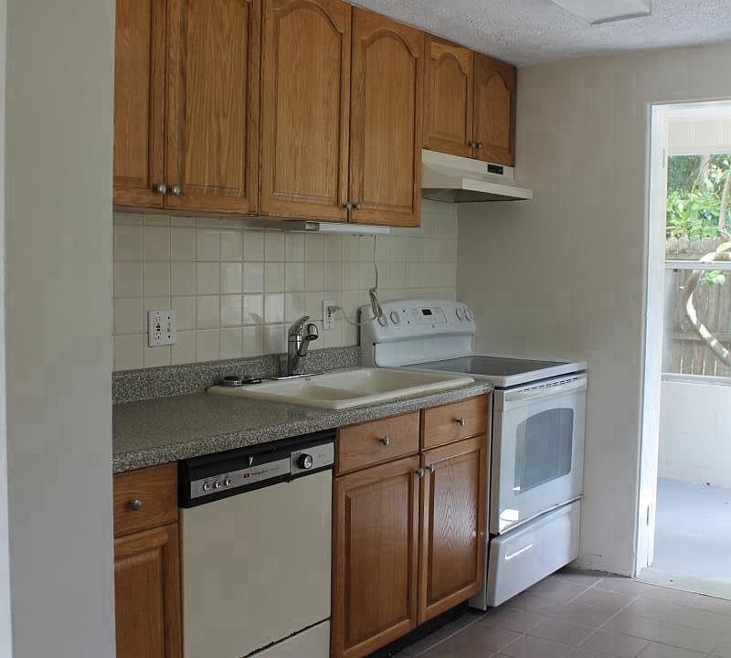 Kitchen w/ dishwasher