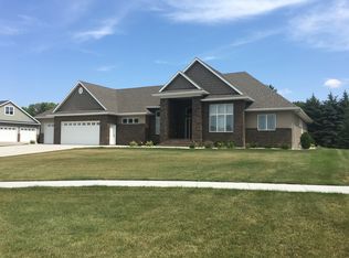 585 Vineyard Dr, Grand Forks, ND 58201