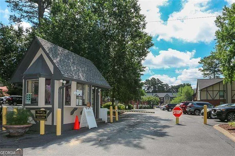 Building Photo - 6851 Roswell Rd #J21