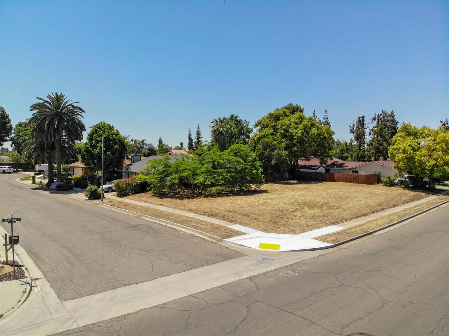 5230 E Hamilton Ave photo 1