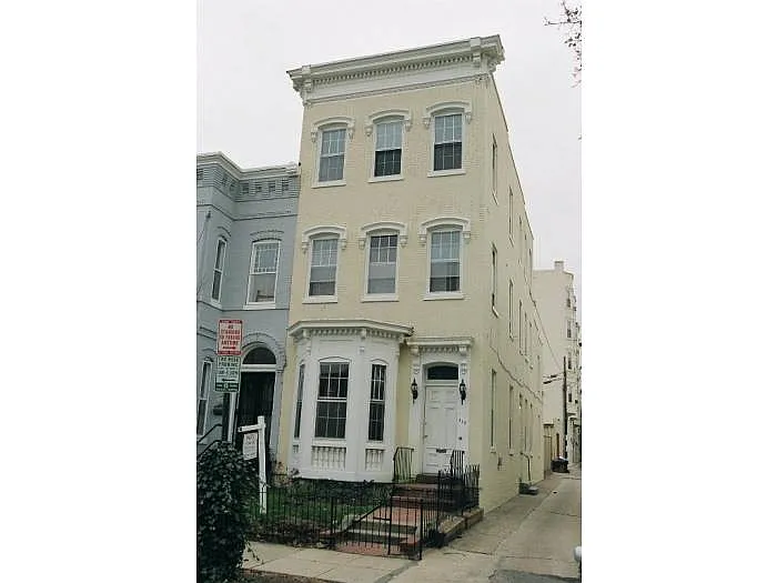319 A St NE photo 1