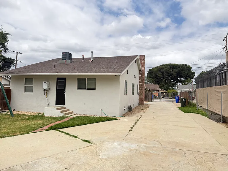 11203 Roswell Ave — Photo 16