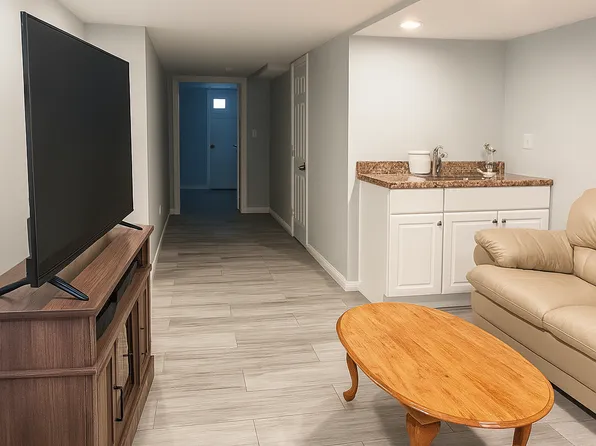 422 Cromwell Avenue image 13 of 16