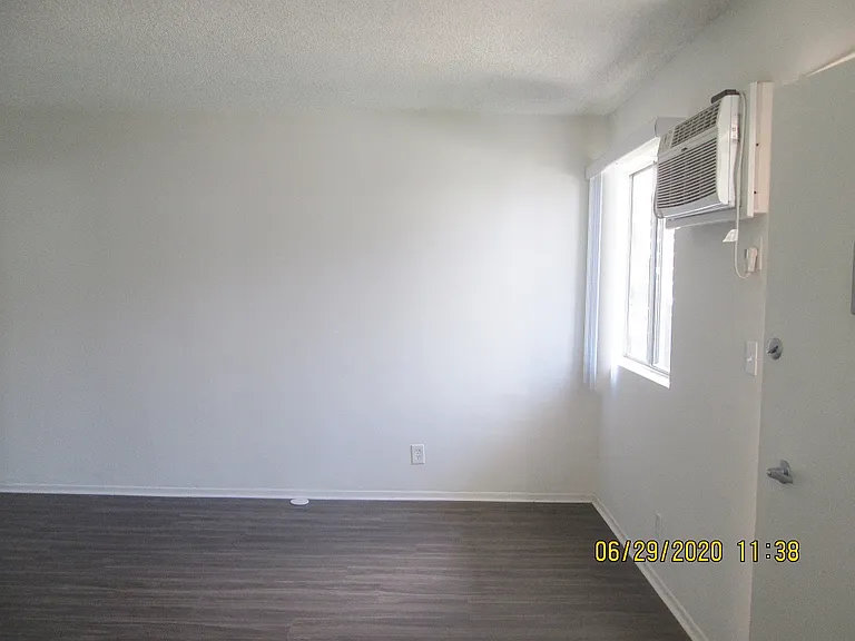 Lido Apartments - 3610 Midvale Ave — Photo 6