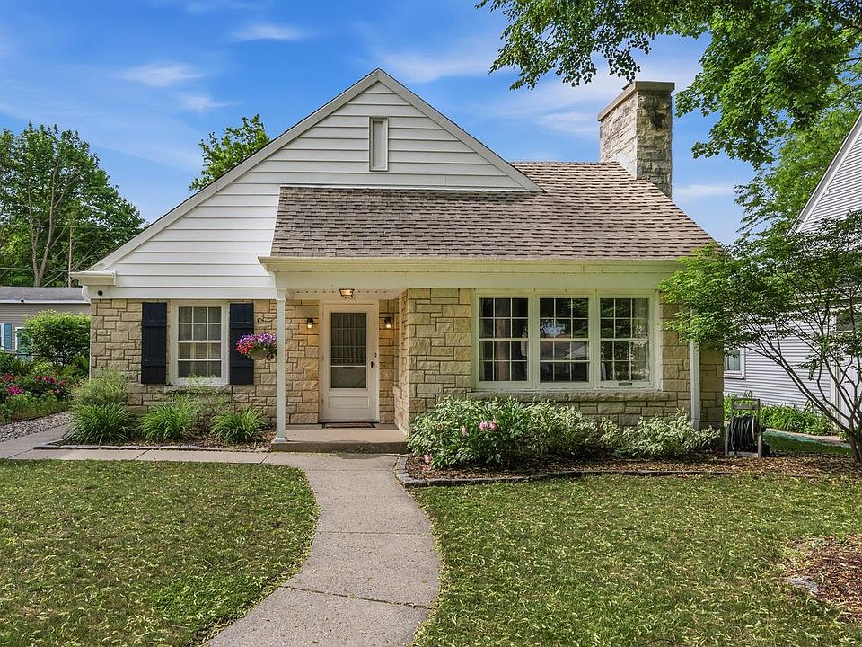 1st image of 215 W Saveland AVENUE