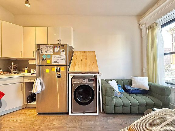 3rd image of 360 Bainbridge St APT 2B