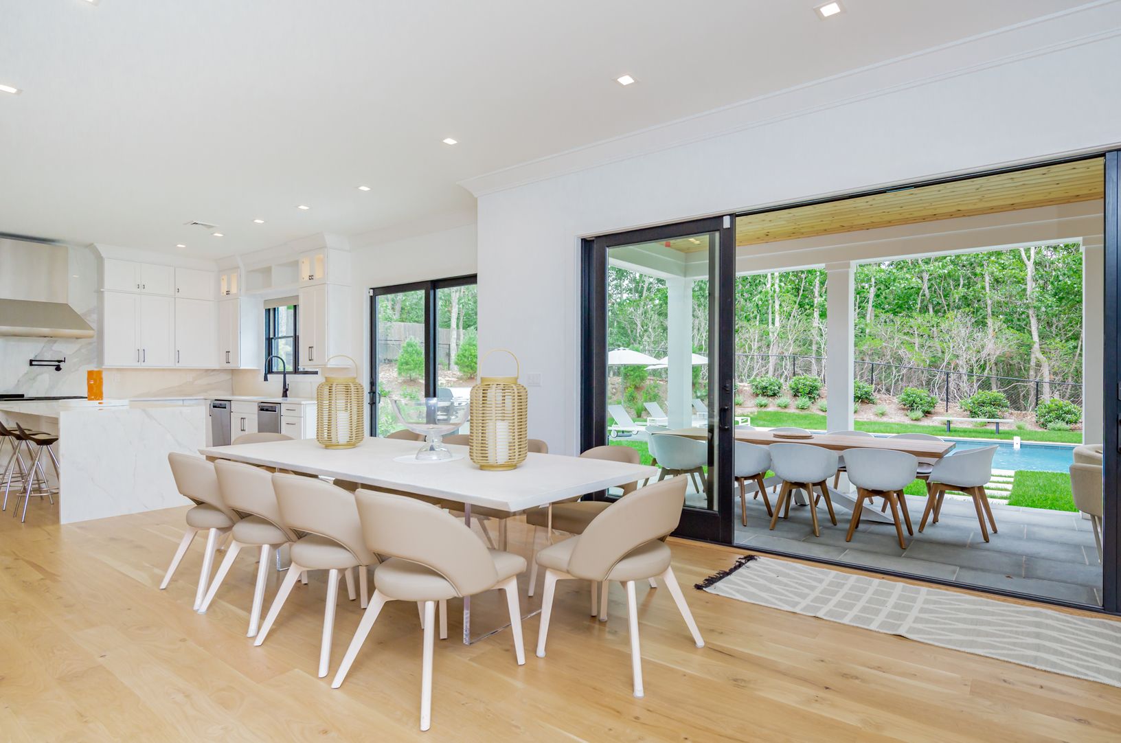  Easy Dining, Inside and Out