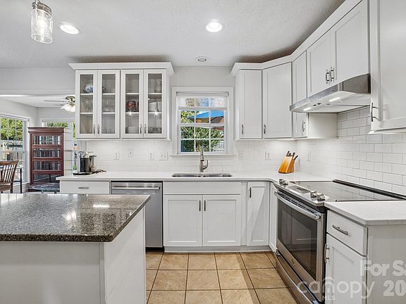 3rd image of 206 Rolling Meadow Rd