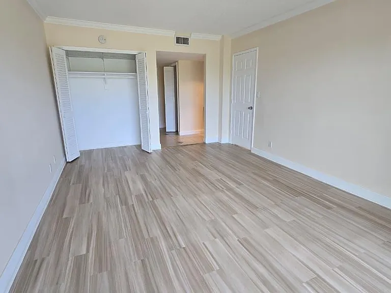 2900 N Palm Aire Dr #405 — Photo 8