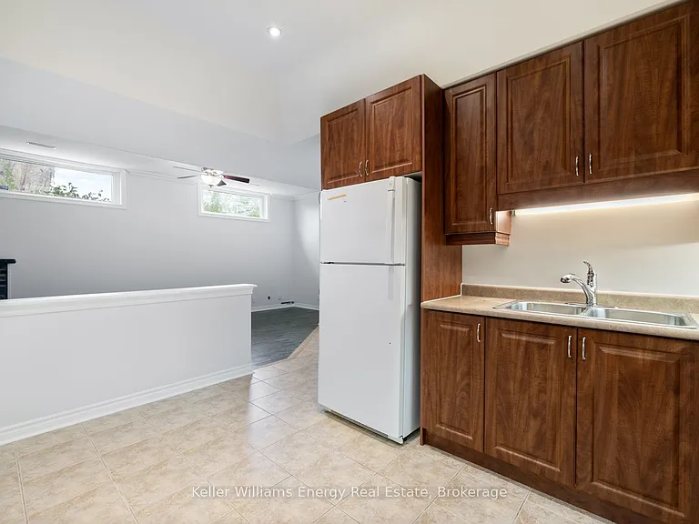 566 Dean Ave #LOWER — Photo 12