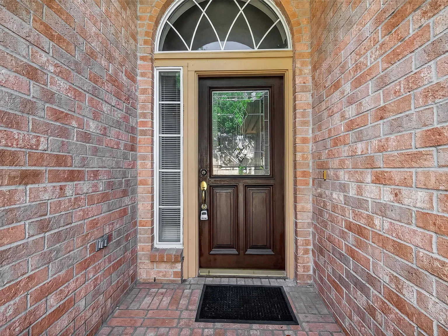 3 bed, 2.0 bath, 2255 sqft, $2,225 — Photo 2