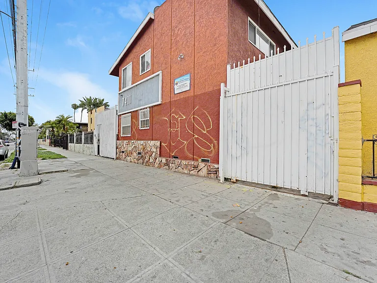 7411 S Figueroa St #1 — Photo 2