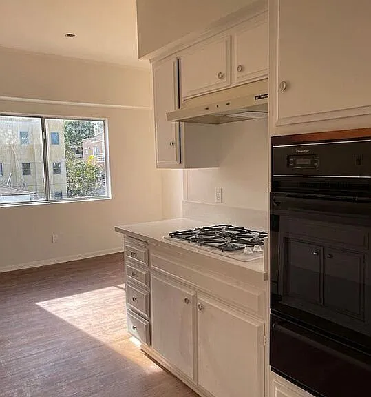 1677 Westholme Ave #302 — Photo 3