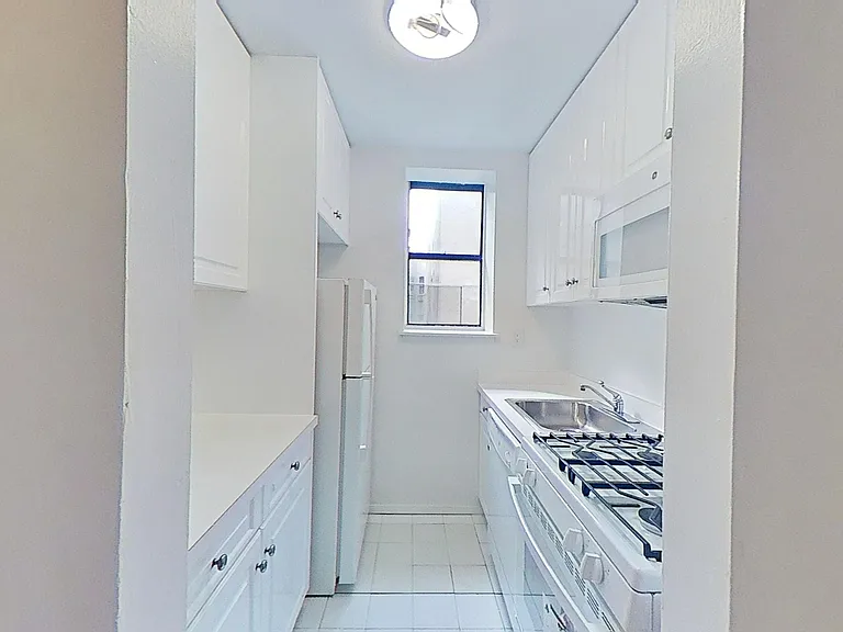 365 W 52nd St #4F — Photo 6